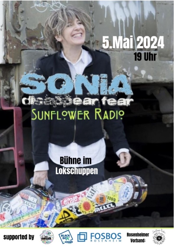 SONiA Rutstein auf der Bühne im Lokschuppen